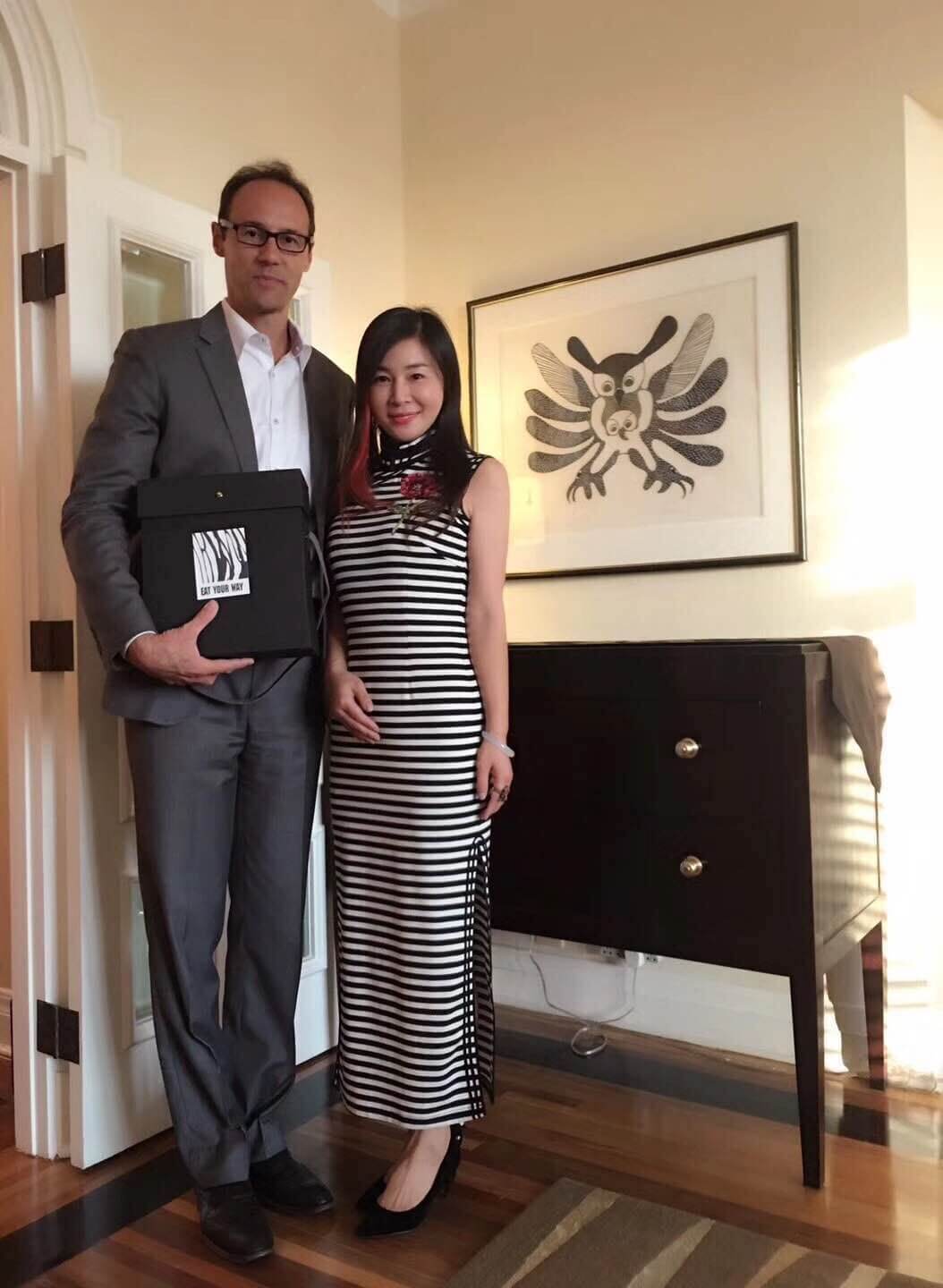 明日大師劉總受加拿大駐上海領事館總領事艾偉敦先生邀請參加加拿大駐上海領事館藝術界友人招待會-上海炫園企業(yè)登記代理有限公司